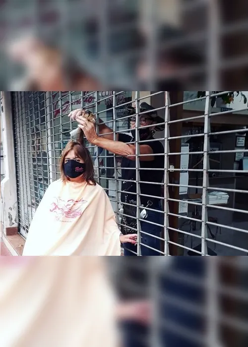 Imagem ilustrativa da imagem Contra lockdown, dono de salão viraliza com corte de cabelo pela grade