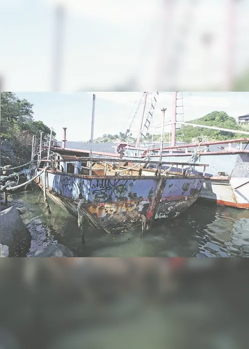 
          Imagem ilustrativa da imagem Escunas cheias d'água na orla
          