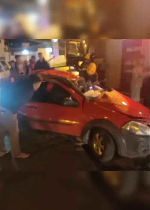 Imagem ilustrativa da imagem Motorista desvia de cachorro, capota com o carro e 3 pessoas ficam feridas