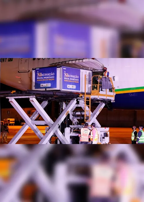 Imagem ilustrativa da imagem Remessa de 3,8 milhões de doses da Oxford/AstraZeneca chega neste domingo ao Brasil