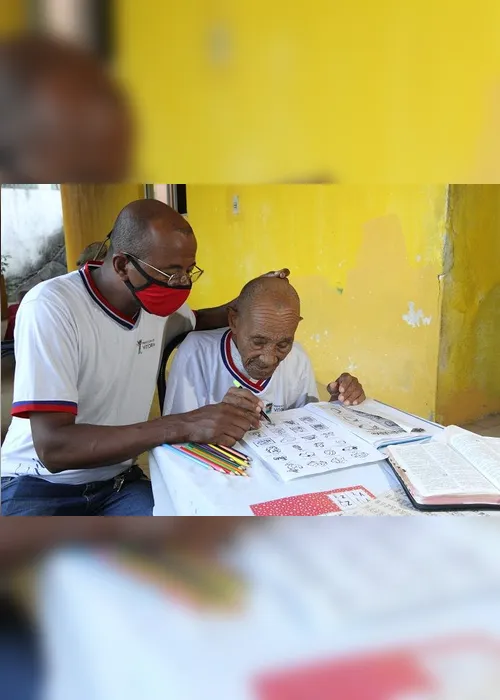 
          Imagem ilustrativa da imagem Seu Pedro volta a estudar aos 102 anos
          