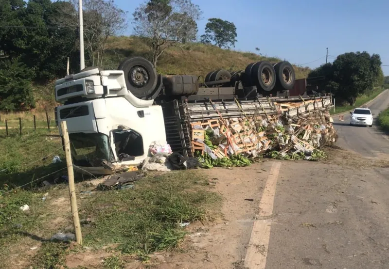 Caminhão tombado em rodovia de Cachoeiro