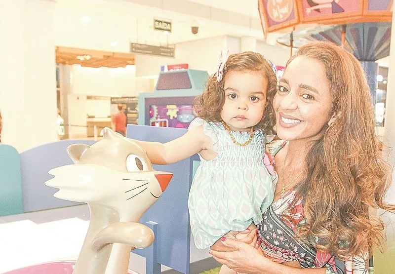 Andressa Pedreira, 42, levou a filha Eva, 1, para brincar em área de shopping