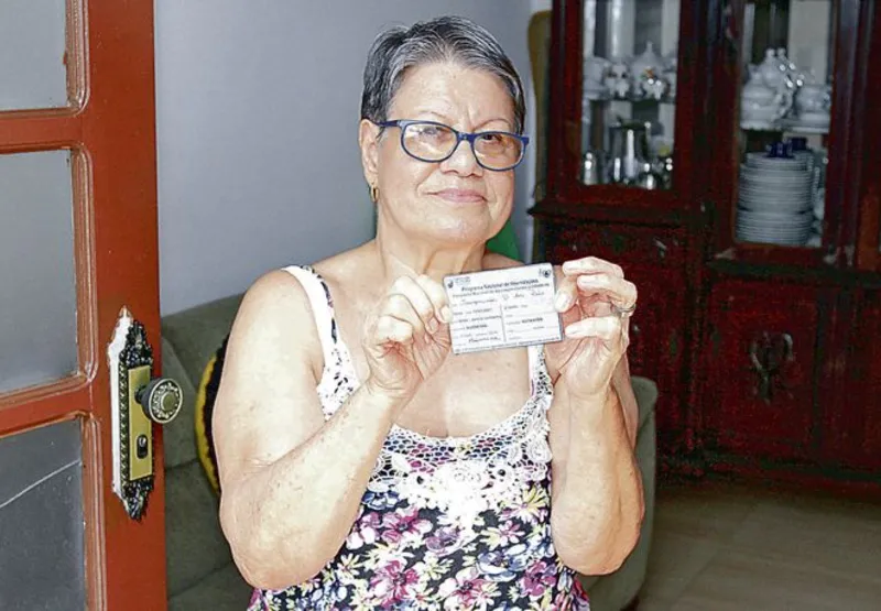 Dona de casa, Joaquina Dias  vai tomar a segunda dose da vacina contra a Covid e, 14 dias depois, a da gripe