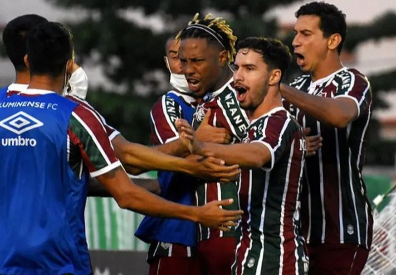 Jogadores comemoram gol que manteve vantagem do tricolor carioca