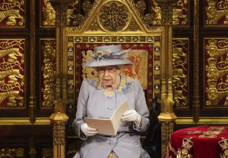 Rainha Elizabeth II lê discurso no Parlamento britânico, em 11 de maio