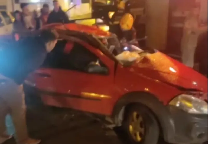 Motorista desvia de cachorro, capota com o carro e 3 pessoas ficam feridas