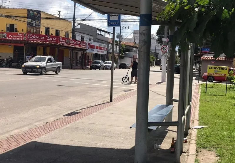 Rapaz é baleado em ponto de ônibus em tentativa de assalto