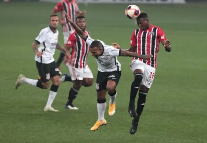 São Paulo arranca empate com Corinthians