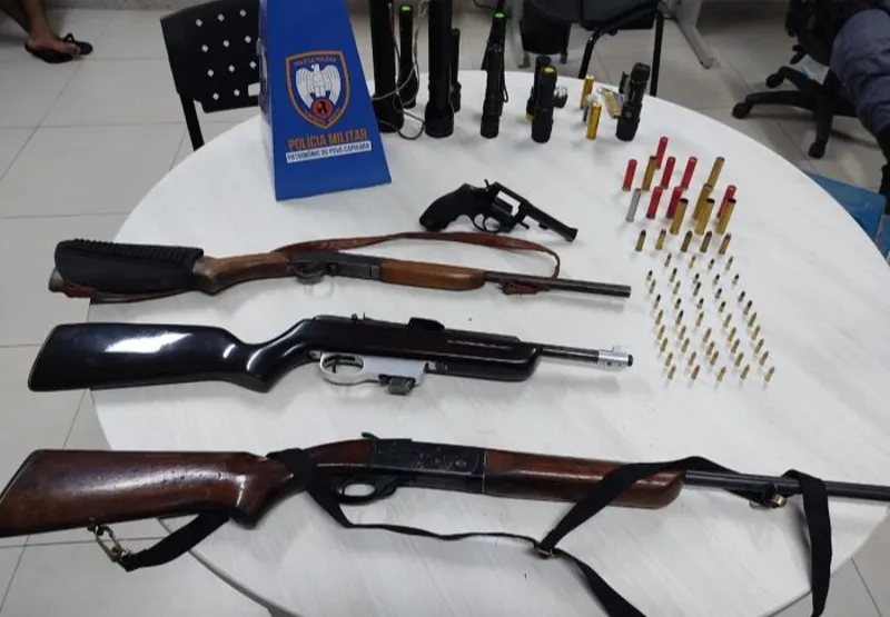 Armas e munições foram apreendidas com suspeitos