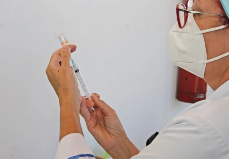 Vacinadora prepara seringa com imunizante contra o novo coronavírus: vacinação avança no Estado