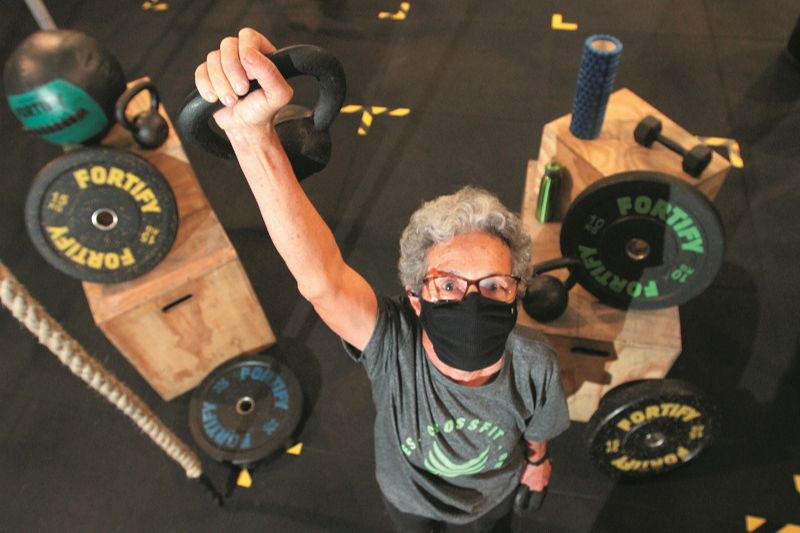 A pensionista Maria das Graças Bernardino tem 73 anos e um pique para deixar qualquer jovem com inveja (Foto: Beto Morais/AT)
