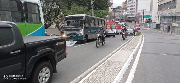 Trânsito ficou complicado após acidente (Foto: Divulgação / GMV)