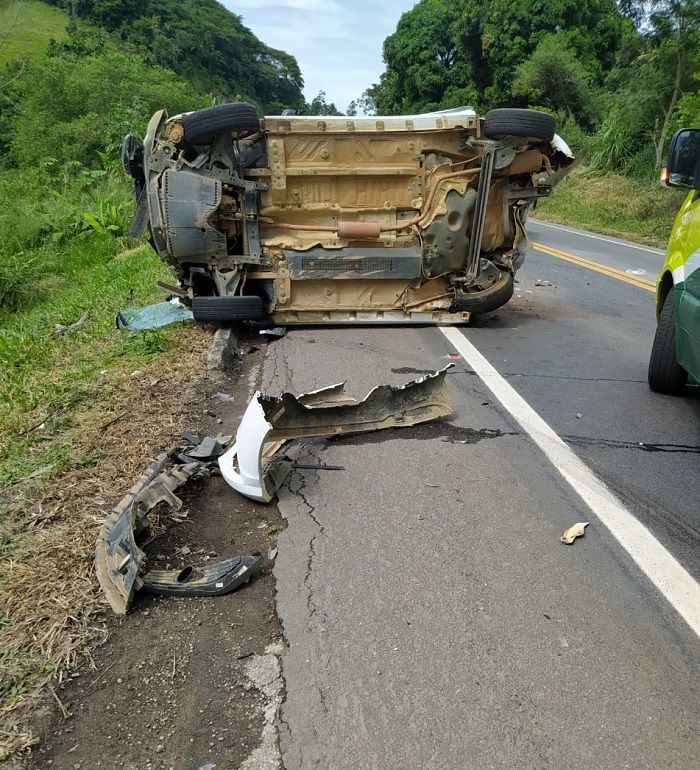 Veículo ficou tombado de lado na pista (Foto: Divulgação)