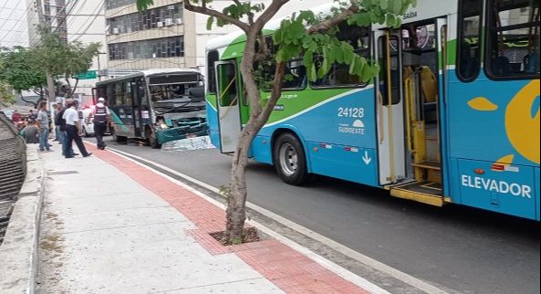 Ônibus municipal bateu na traseira do veículo do Transcol que desviou de pedestre (Foto: Divulgação / GMV)