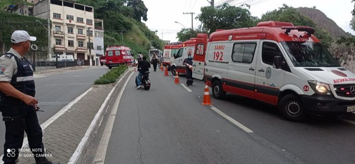 Feridos foram socorridos pelo Samu e pelo Corpo de Bombeiros. Trânsito foi interditado para o resgate (Foto: Divulgação / GMV)