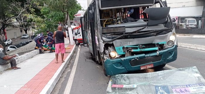 Vítima é socorrida após colisão entre dois ônibus (Foto: Divulgação /GMV)