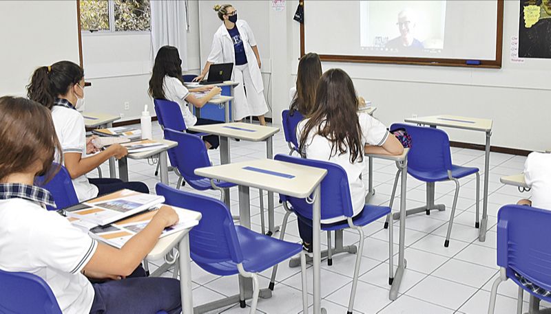 Alunos com distanciamento durante a aula presencial, antes do decreto que suspendeu a modalidade (Foto: Divulgação)