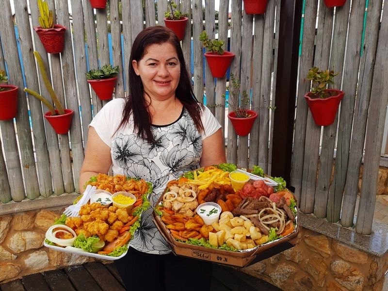 Comerciante Diana Brito, da Cozinha do Pescador apresenta a porção mista turbinada e o prato petiscos do mar. (Foto: Roberta Bourguignon)