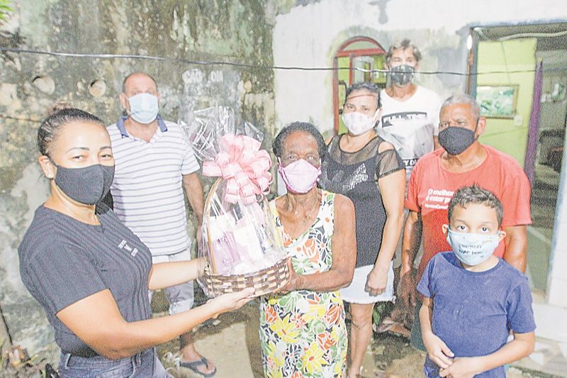 A centenária Laura Ferreira Gonzaga, ao centro, recebeu homenagens dos moradores e da Câmara Municipal (Foto: Beto Morais/ AT)