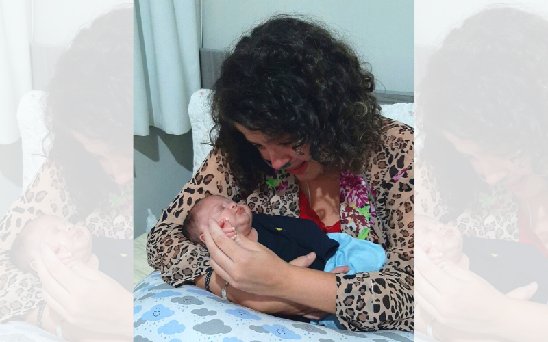 Após 55 dias internada, Larissa Maestri, que teve parto de emergência, encontra o filho (Foto: Elisa Rangel)