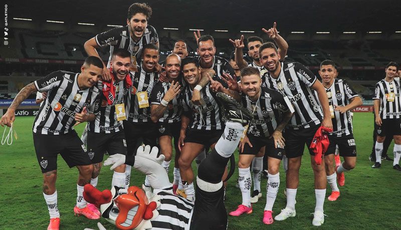 Jogadores comemoram mais um título do Galo no Estadual (Foto: Reprodução / Twitter Atlético MG)