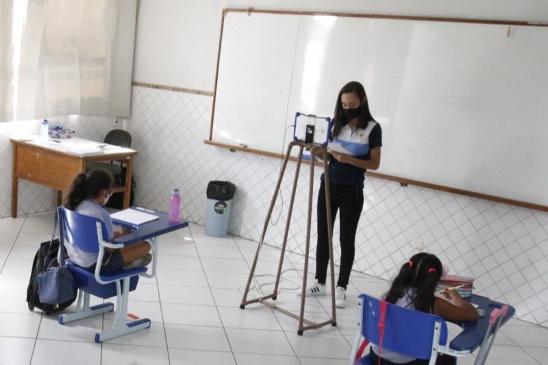Professora em sala de aula com alunos: retorno liberado em 24 cidades (Foto: Leone Iglesias - 25/03/2021)
