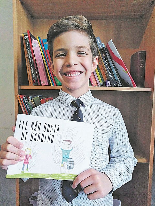 Raphael com o livro de sua autoria (Foto: Arquivo pessoal)