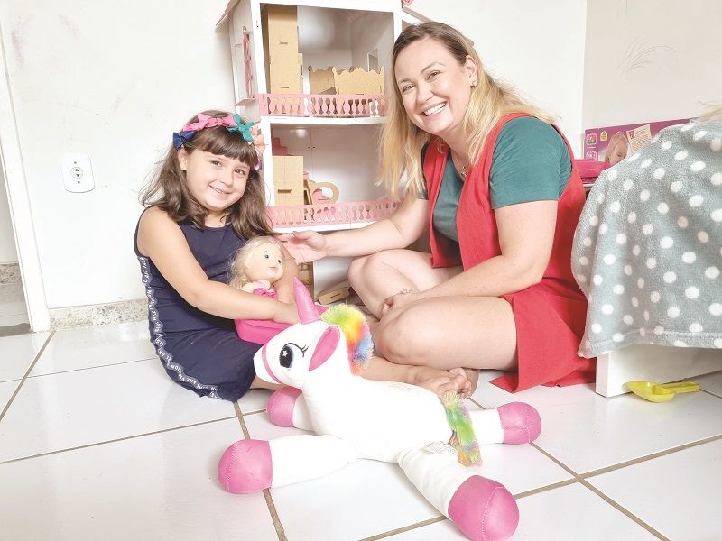 Maria Clara brinca com a mãe, Manuely, que está orgulhosa do desenvolvimento da filha de apenas 4 anos (Foto: Roberta Bourguignon)