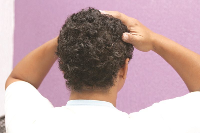 A babá mostra os cabelos: “Disseram que não iam fazer nada comigo, mas iam matar minhas filhas” (Foto: Kadidja Fernandes/ AT)