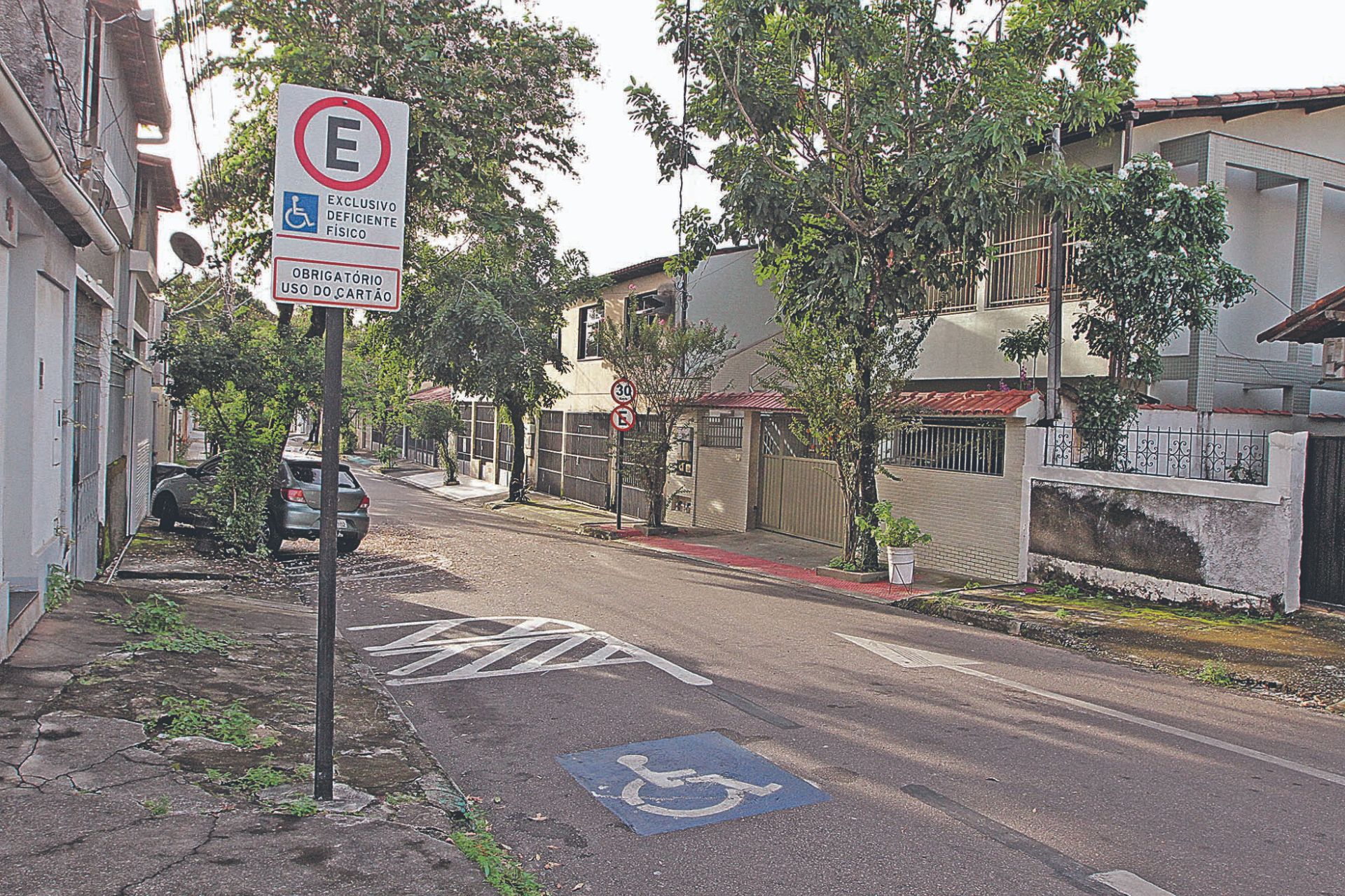 Vaga para deficiente na rua Vicente Silva, no Bairro República, em Vitória, onde hoje não existe vaga para idosos (Foto: Kadidja Fernandes/ AT)