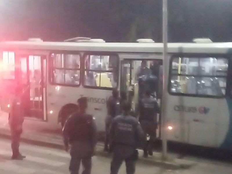 O criminoso teria tentado assaltar o coletivo da linha Timbuí X Laranjeiras (Foto: Reprodução)
