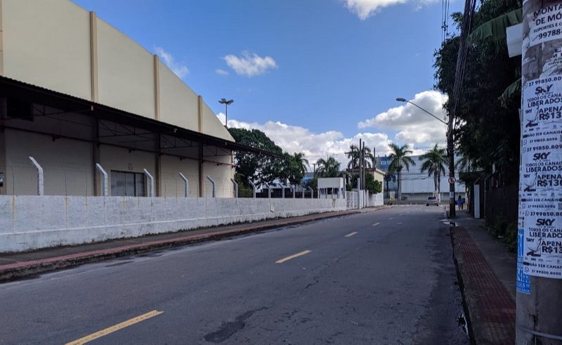 Rua onde aconteceu o roubo, no bairro Jardim Limoeiro (Foto: Júlia Afonso/AT)