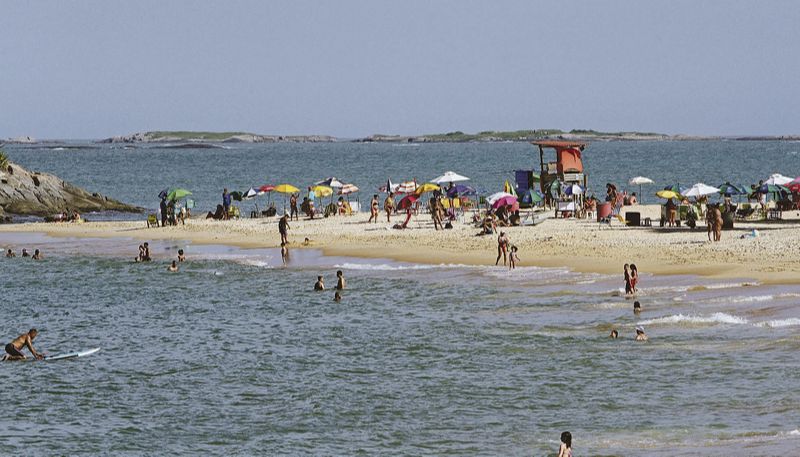 Banhistas continuam frequentando a Praia da Sereia, em Vila Velha, com cadeiras de praia e guarda-sóis (Foto: Dayana Souza / AT)