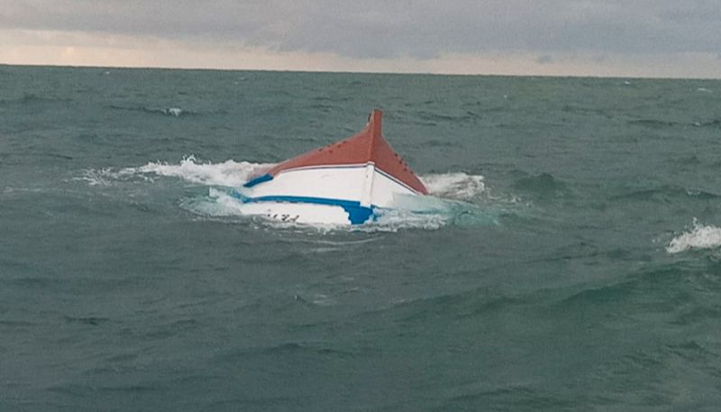 Barco dos pescadores foi encontrado no litoral de Aracruz (Foto: Divulgação)