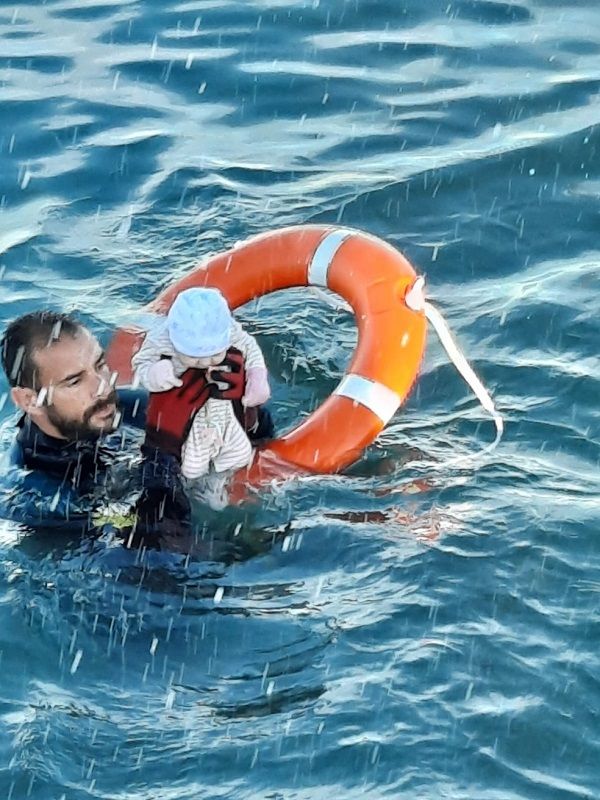 A criança estava em um grupo que tentava migrar para a Espanha. (Foto: Guardia Civil/Reprodução)