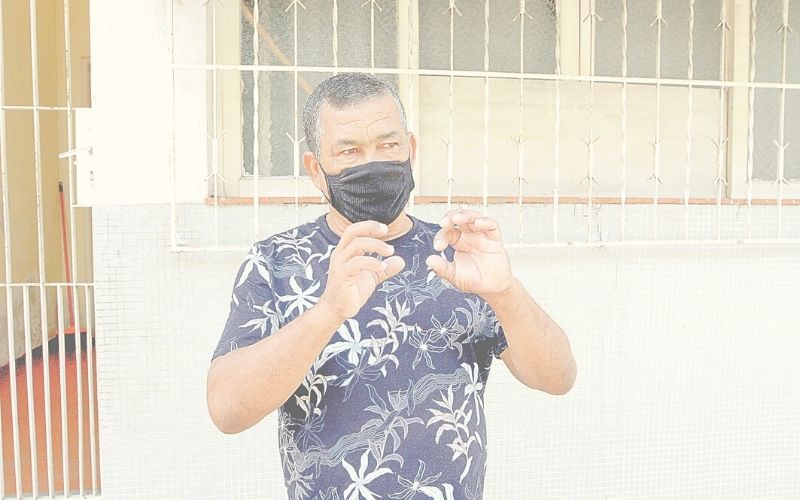 Waldeck se salvou segurando num bote que estava de cabeça para baixo (Foto: Kadidja Fernandes/ AT)