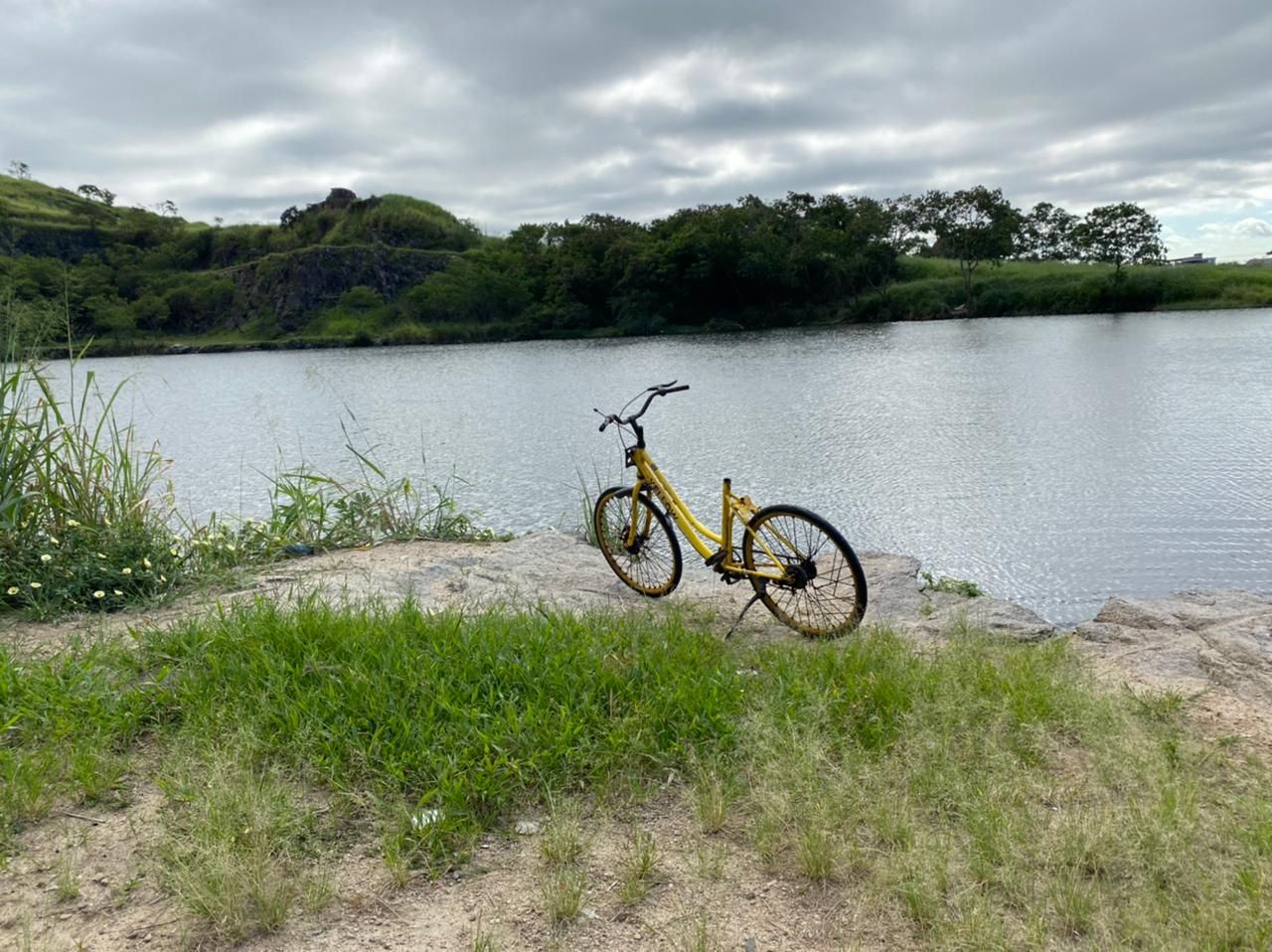 Uma das bicicletas foram retiradas do fundo da lagoa (Foto: Divulgação / Corpo de Bombeiros)