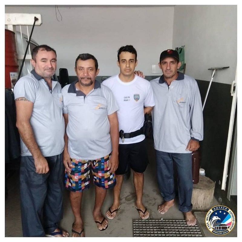 Caminhão cai em valão e 3 homens são salvos por policial de folga. (Foto: NOTAER)