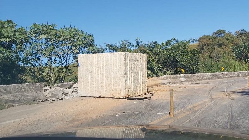 Uma carreta que transportava blocos de granito tombou no km 388 da BR-101, na altura do município de Rio Novo do Sul (Foto: Weslei Radavelli)