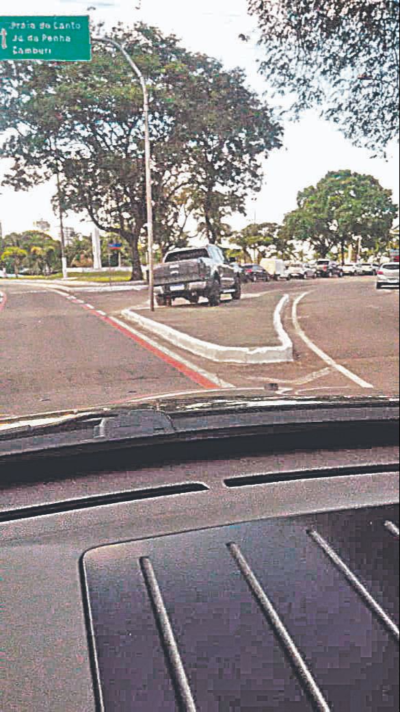Carro em canteiro na Praia do Canto (Foto: Marcelo Guerra)