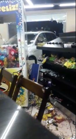 Carro invadiu loja na Serra (Foto: Reprodução de vídeo)