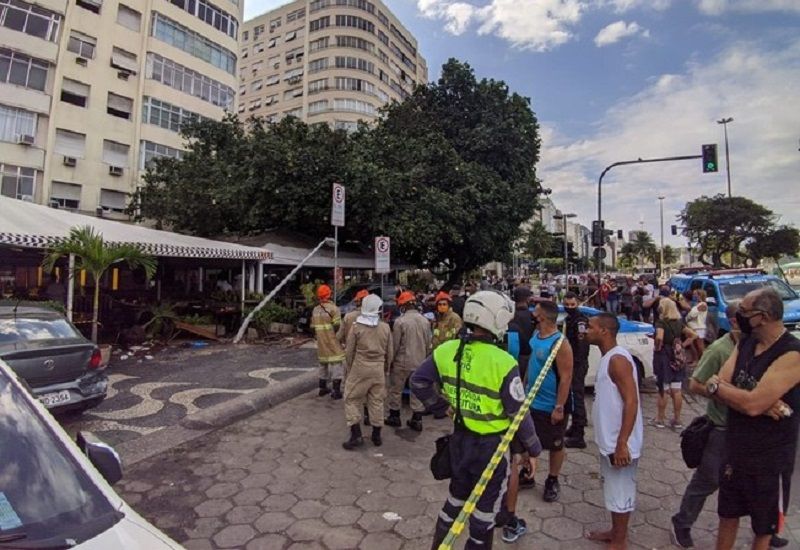 O carro invadiu a varanda de um restaurante da Avenida Atlântica, na zona sul do Rio de Janeiro (Foto: Divulgação/ PMRJ)