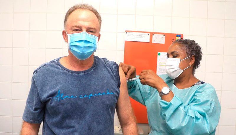Casagrande é vacinado na Unidade de Saúde de Santo Antônio (Foto: Hélio Filho / SECOM-ES)