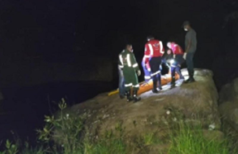 Casal tenta fugir de ataque de abelha e morre após se jogar em cachoeira (Foto: Reprodução/Facebook Alerta Barão Notícias)