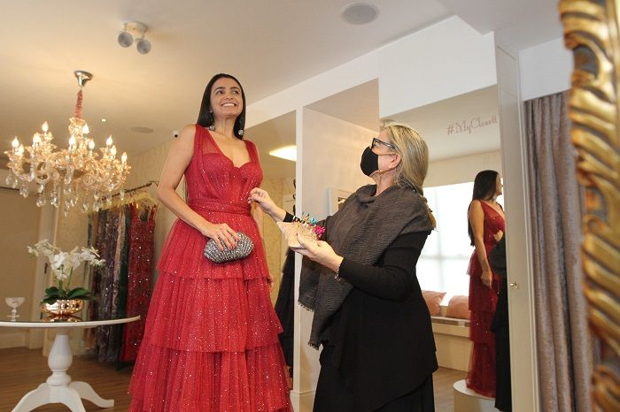 Thuila Castro escolhe vestido com Jussara Veloso (Foto: Kadidja Fernandes/AT)