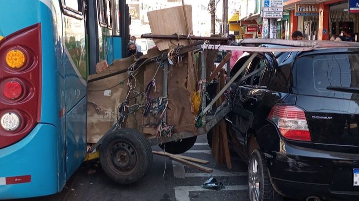 Ônibus imprensou catador contra veículo estacionado (Foto: Divulgação)