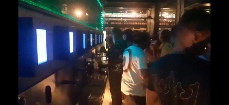 Choperia multada por irregularidades durante a pandemia: mais de 100 clientes estavam no local (Foto: Reprodução de vídeo)