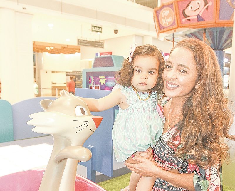 Andressa Pedreira, 42, levou a filha Eva, 1, para brincar em área de shopping (Foto: Dayana Souza/ AT)