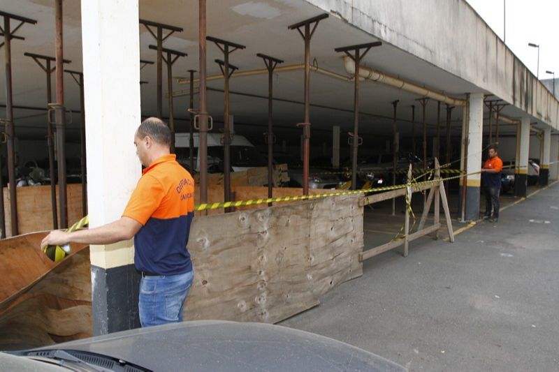 A garagem havia sido interditada em julho de 2016 após um laudo apontou falhas na execução da construção do edifício e que havia risco de desabamento (Foto: Leone Iglesias - 21/07/16)